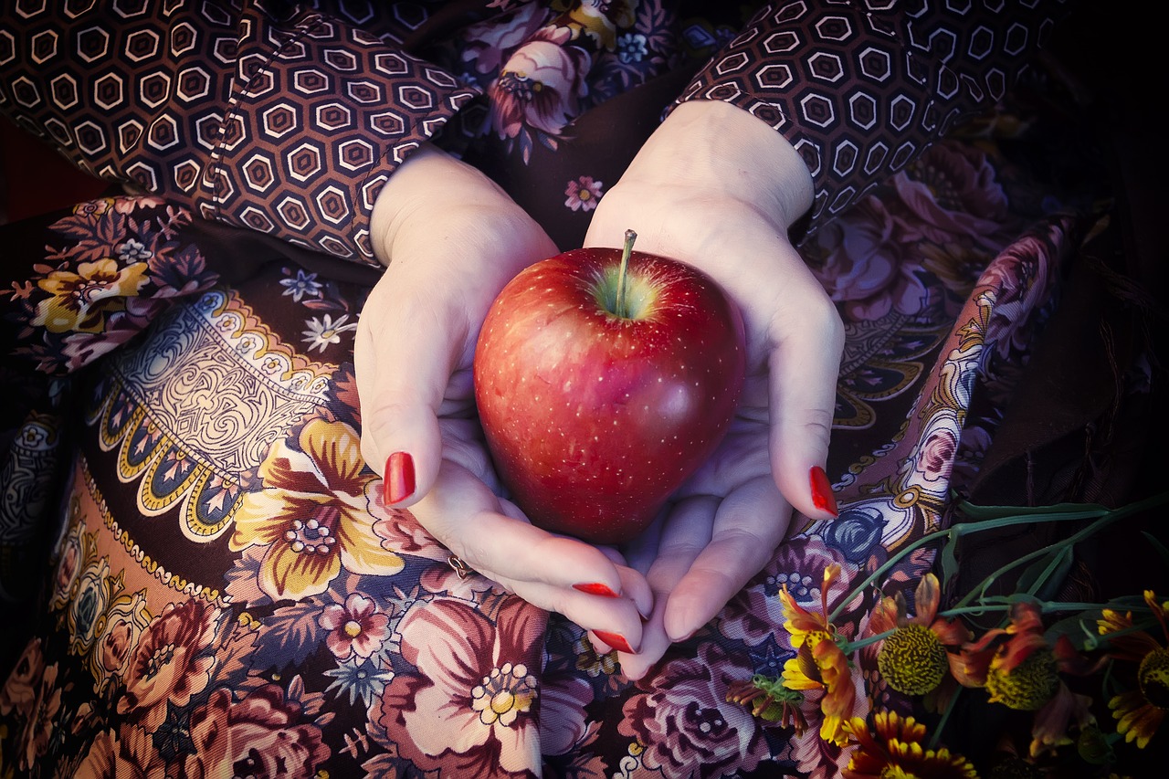 apple, palm, hands-3299374 apple, palm, hands
